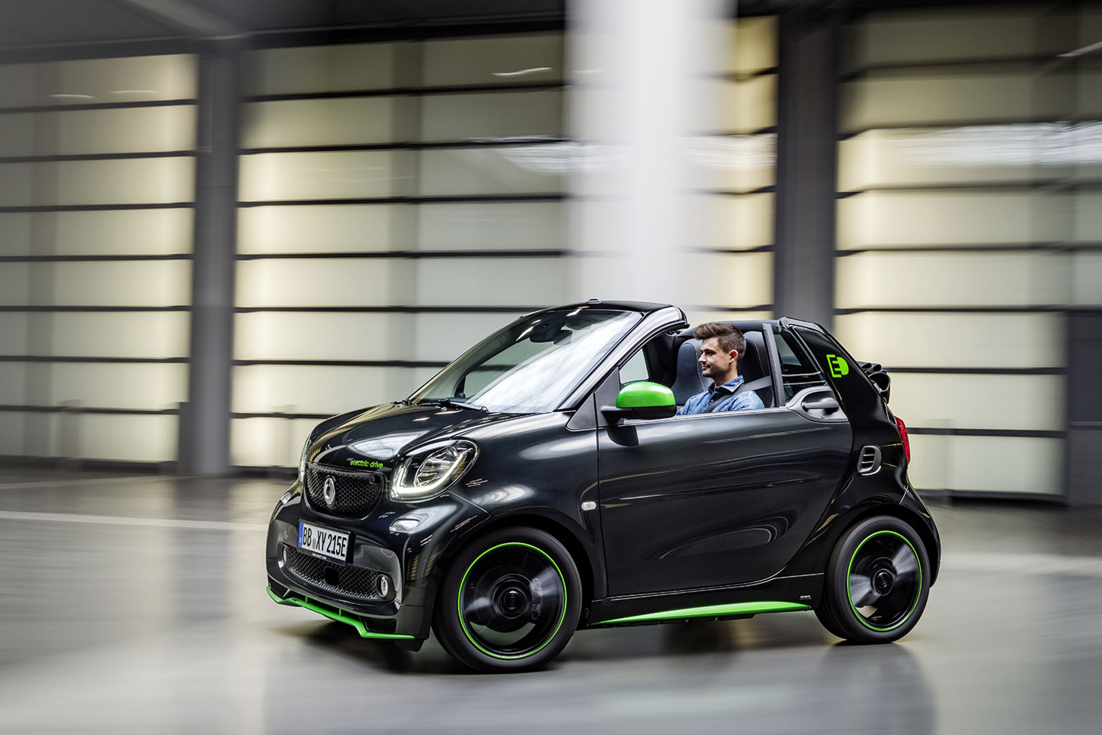 smart fortwo cabrio electric drive; Exterieur: schwarz; Interieur: schwarz; Edition;Elektrischer Energieverbrauch gewichtet: 13,0 kWh/100km ; CO2-Emissionen kombiniert: 0 g/km*

smart fortwo cabrio electric drive; exterior: black; interior: black; Edition;Electric power consumption, weighted: 13.0 kWh/100km; CO2 emissions combined: 0 g/km*